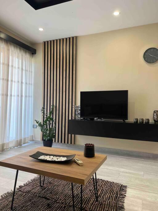 Great Apartament Near Lake & Blloku Area Tirana Exterior foto